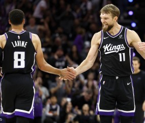 萨博尼斯24+13字母哥26+11+8 国王险胜雄鹿